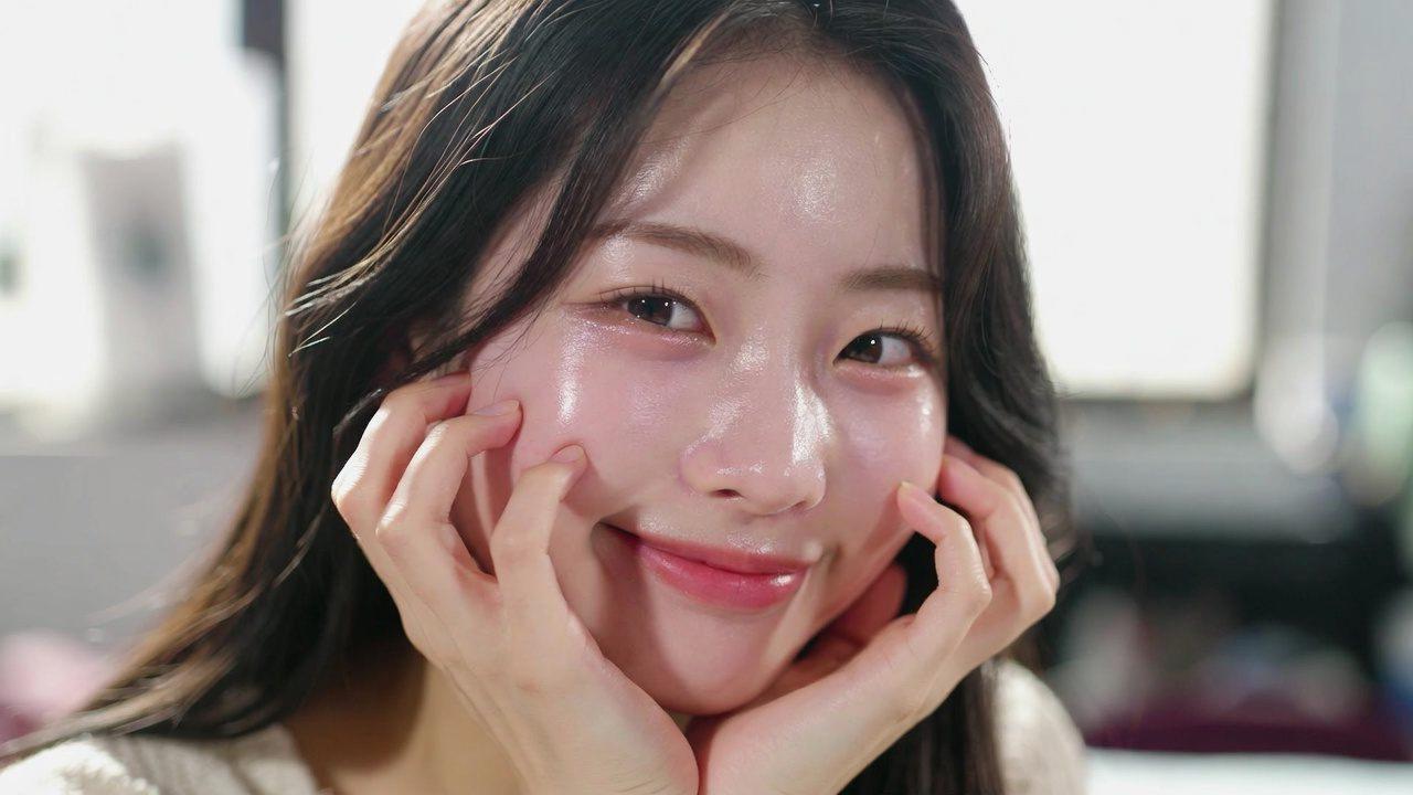 潤いのある美しい肌とクレンジングをイメージした美容写真