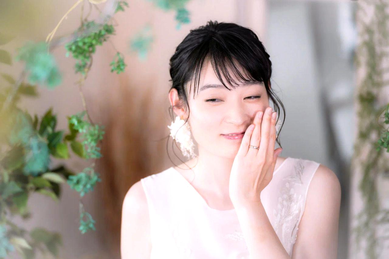 美容室でプロのヘアケアを受けている女性の様子