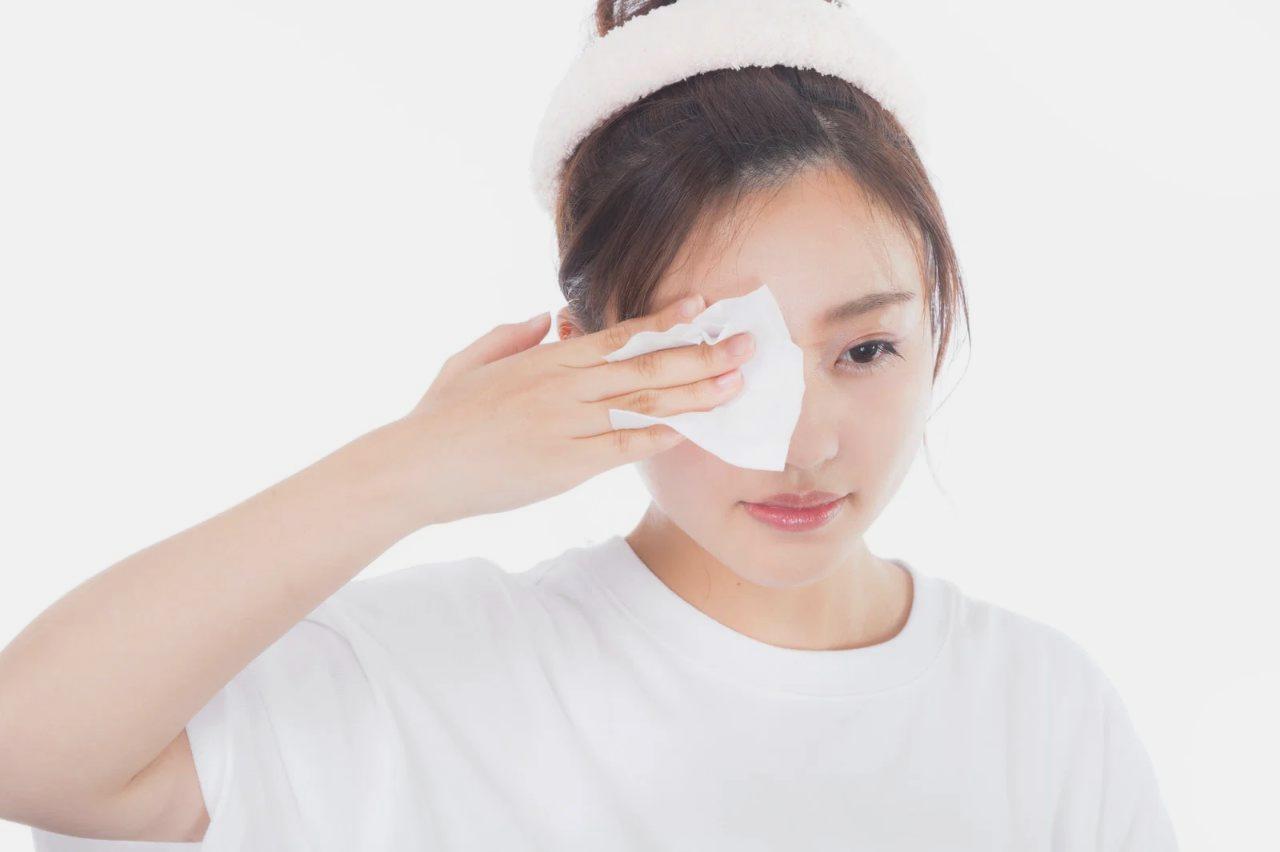 肌に優しいケア方法を考える女性のスキンケアイメージ