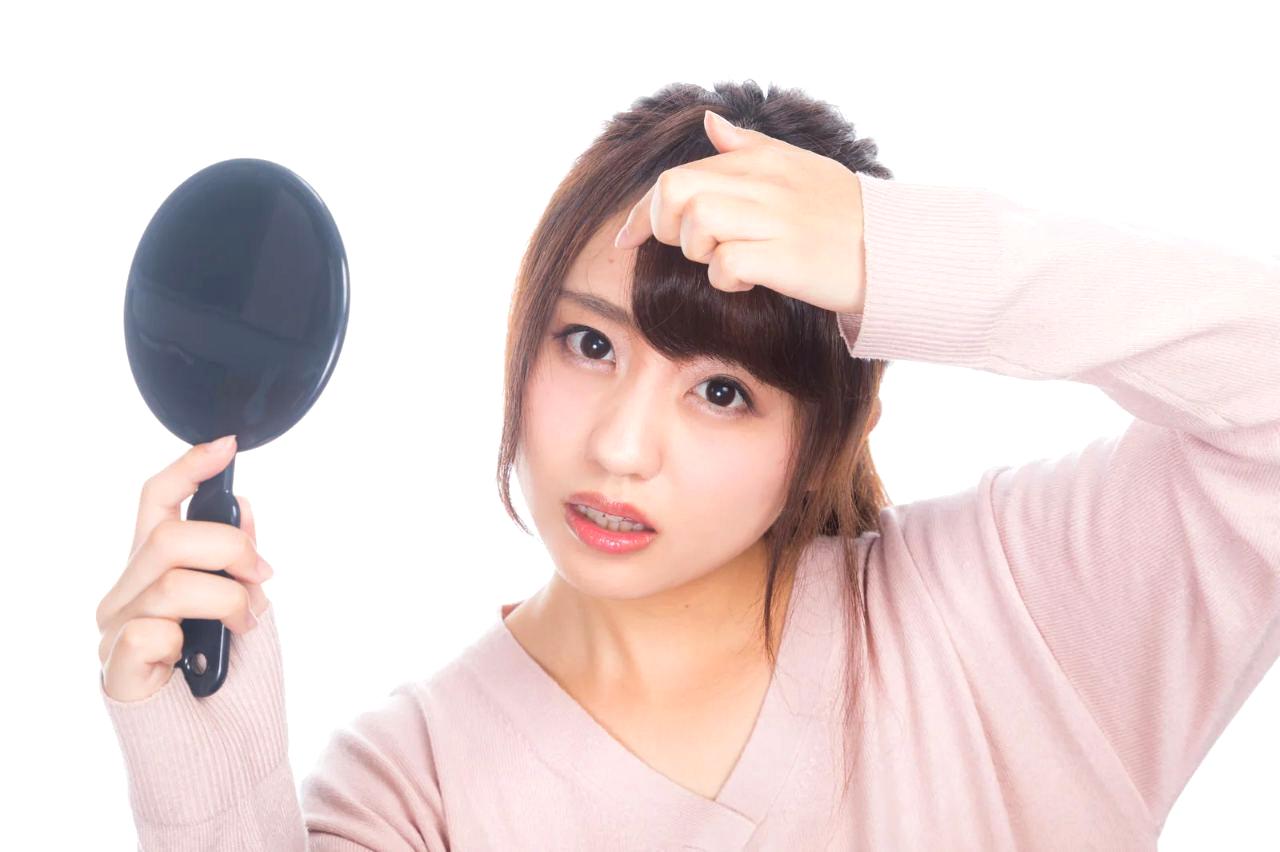 肌状態を確認しながらケアする女性のイメージ