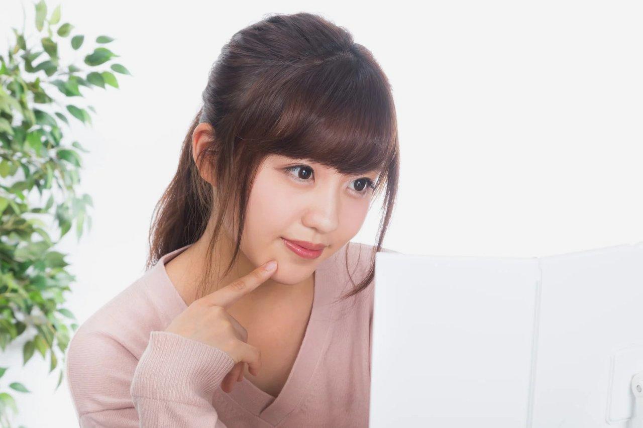 透明感のある肌に満足そうな笑顔の女性の画像