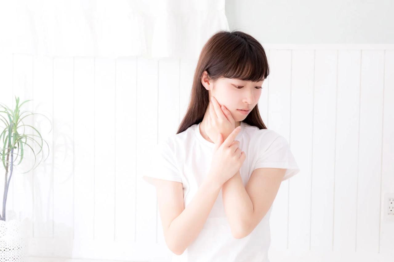UVケアバームと夜のスキンケアで健やかなすっぴん肌を目指す女性の写真