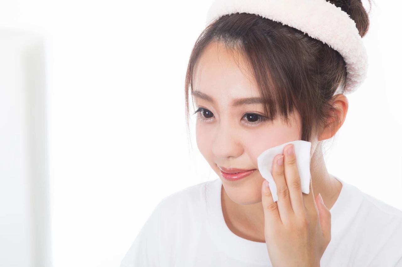 朝の洗顔後にファンデーションを塗る女性の手元