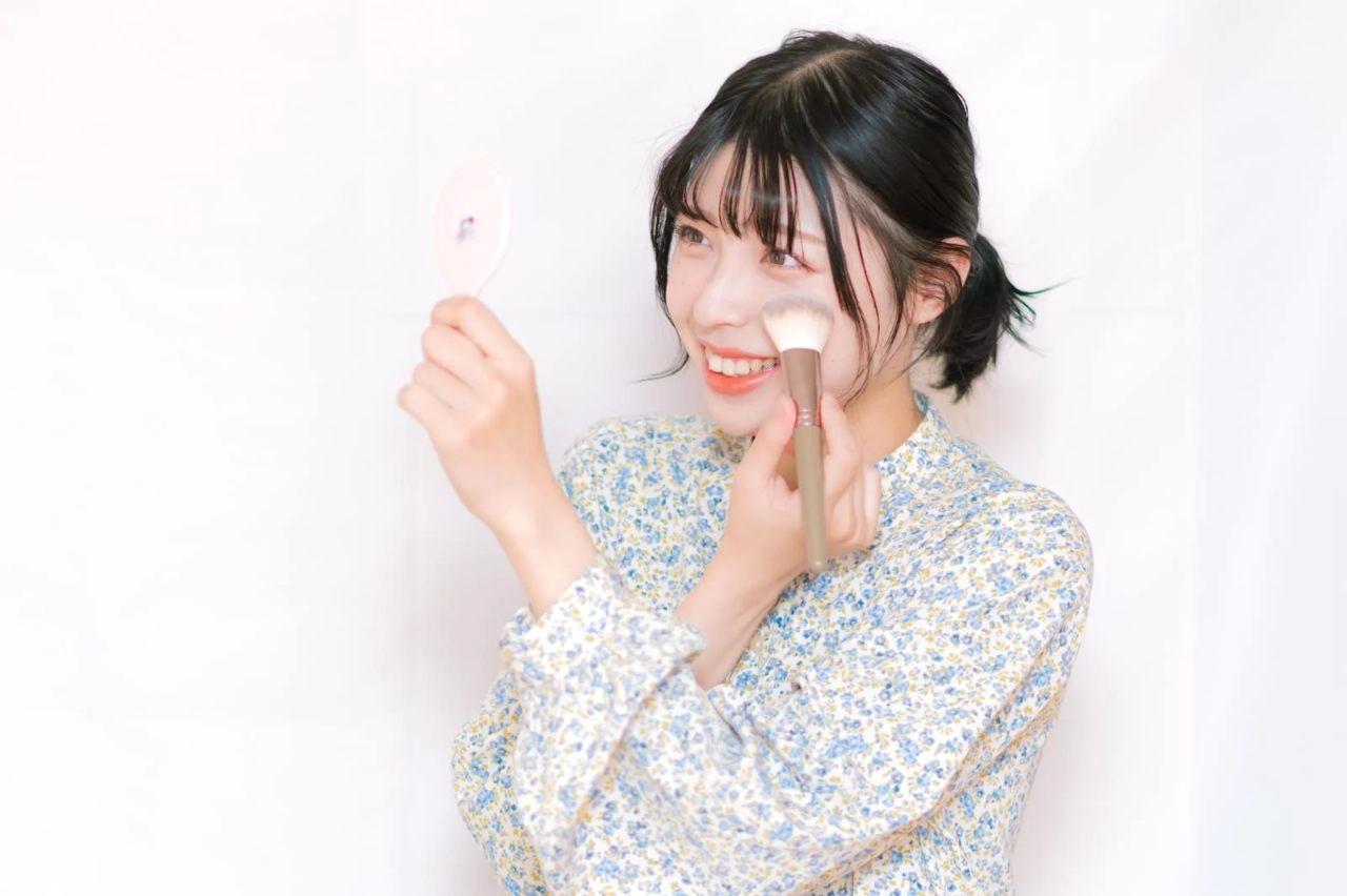 厚塗りではなく素肌の美しさを大切にする洗練された大人の女性