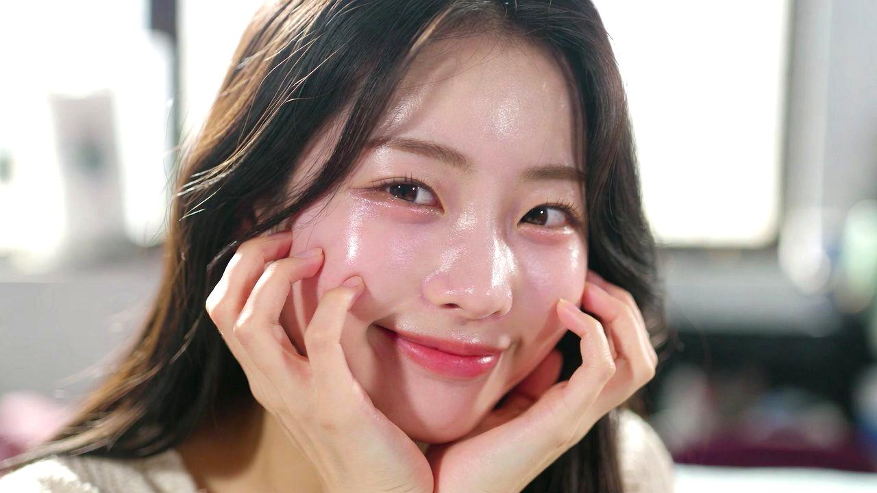 上品な雰囲気でスキンケアを楽しむ女性の朝習慣