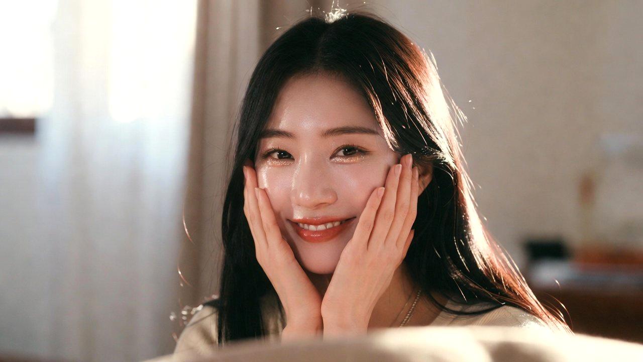 月明かりの下でリラックスして眠る女性のシルエット