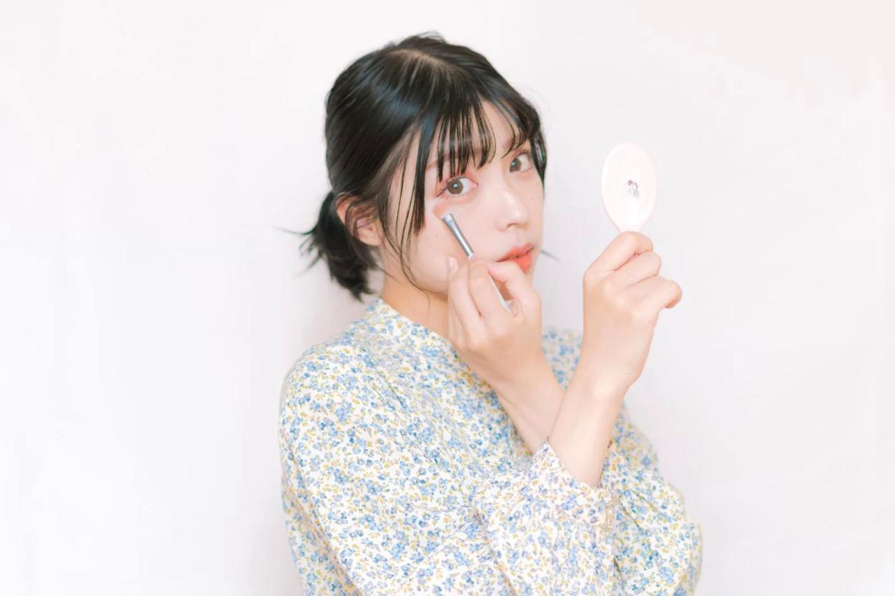 デパコスからプチプラまで、おすすめのUVケアミストを並べたフラットレイ
