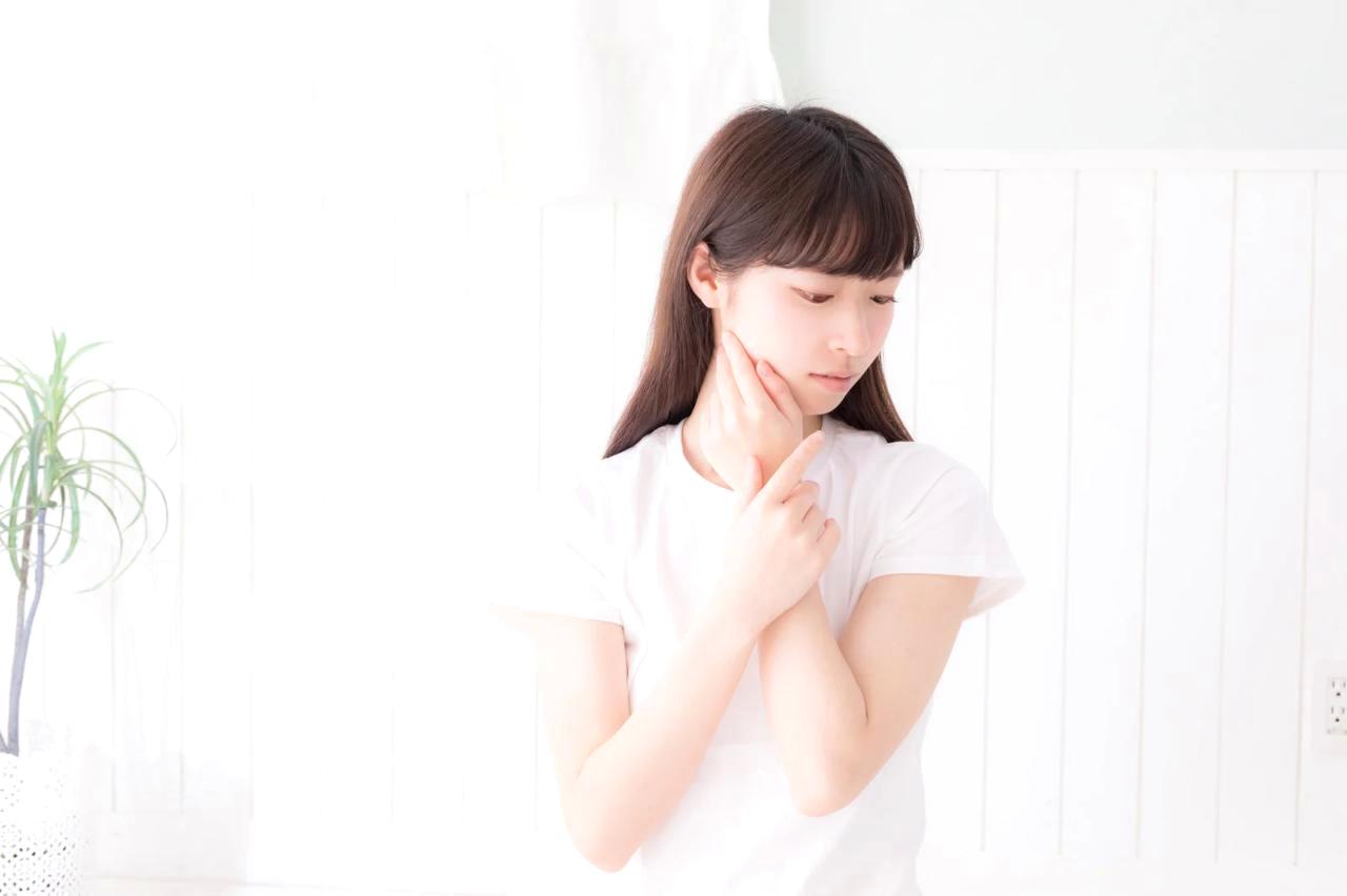 ビタミンC誘導体やトラネキサム酸配合の美容液が並ぶスキンケア棚