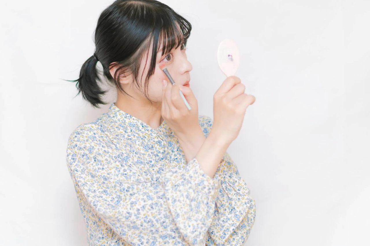 アイシャドウ選びに悩む女性がカラーを比較している様子