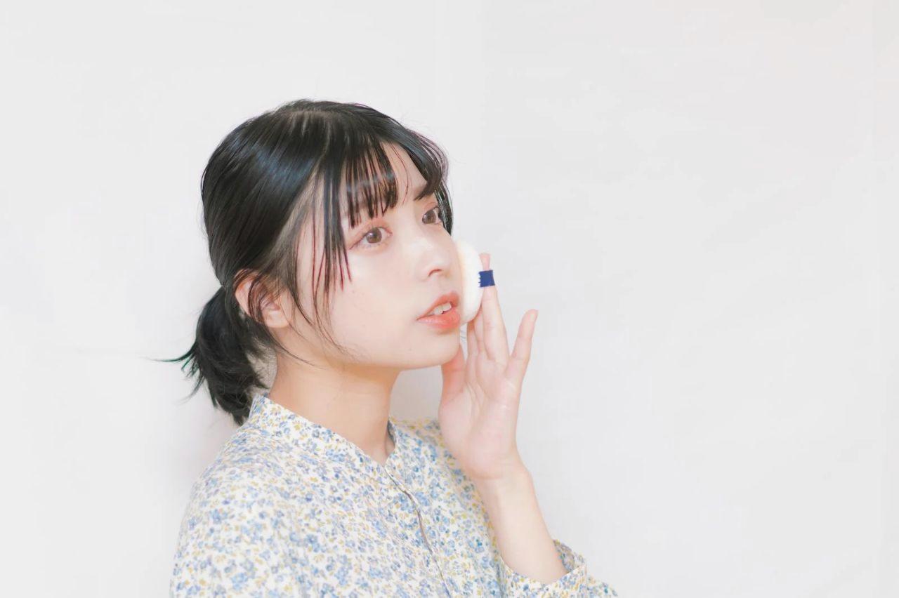 カバンから日焼け止めを取り出す女性の手元