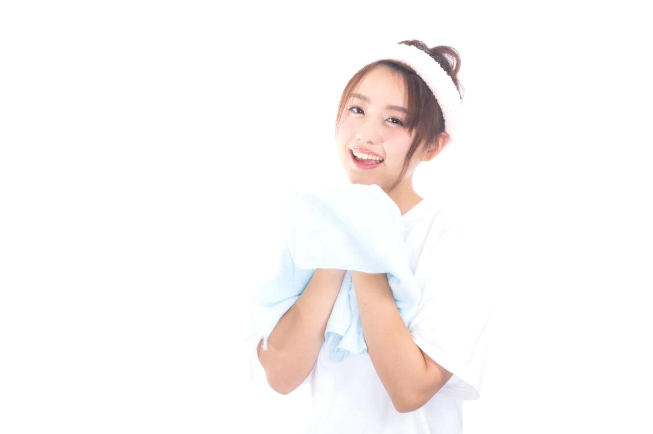 毛穴パックに頼らず優しくケアする女性のスキンケアイメージ