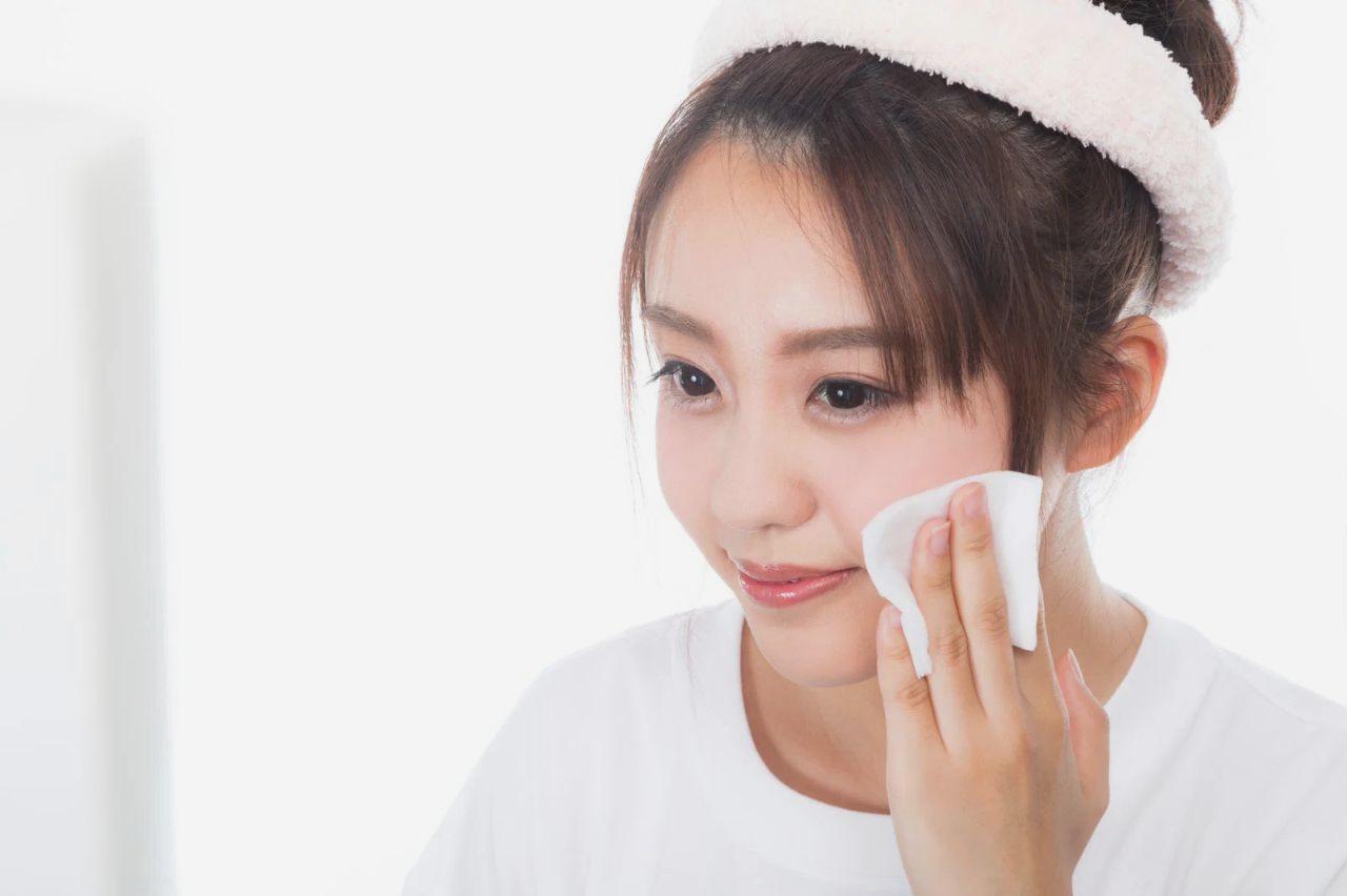 肌への負担を抑えるクレンジング成分と選び方を紹介するイメージ