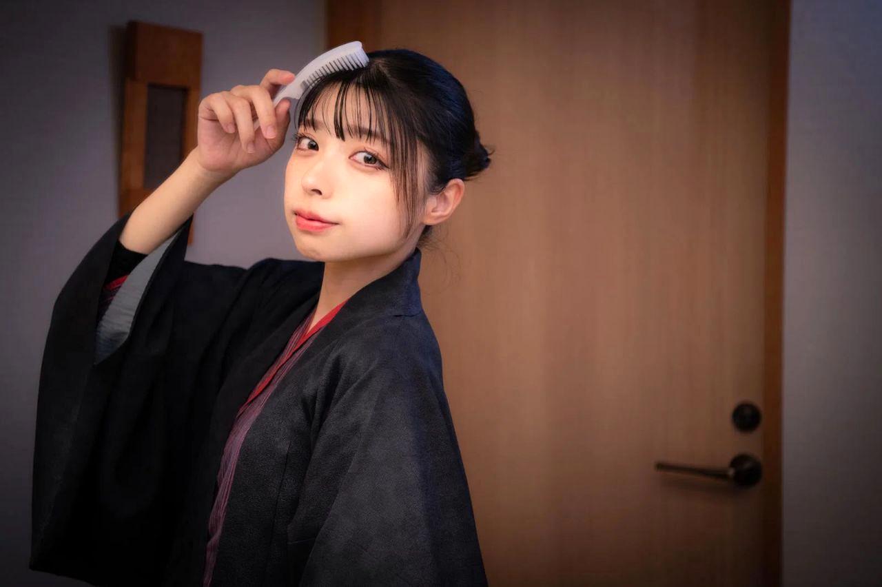 ツヤのある美しい髪を整える女性のヘアケアイメージ