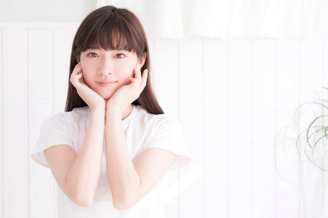 年齢による肌変化をケアする大人女性のイメージ