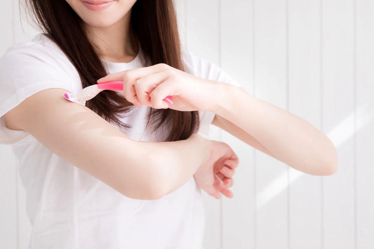 朝のスキンケアでオイルを使い乾燥肌を改善する女性の肌イメージ