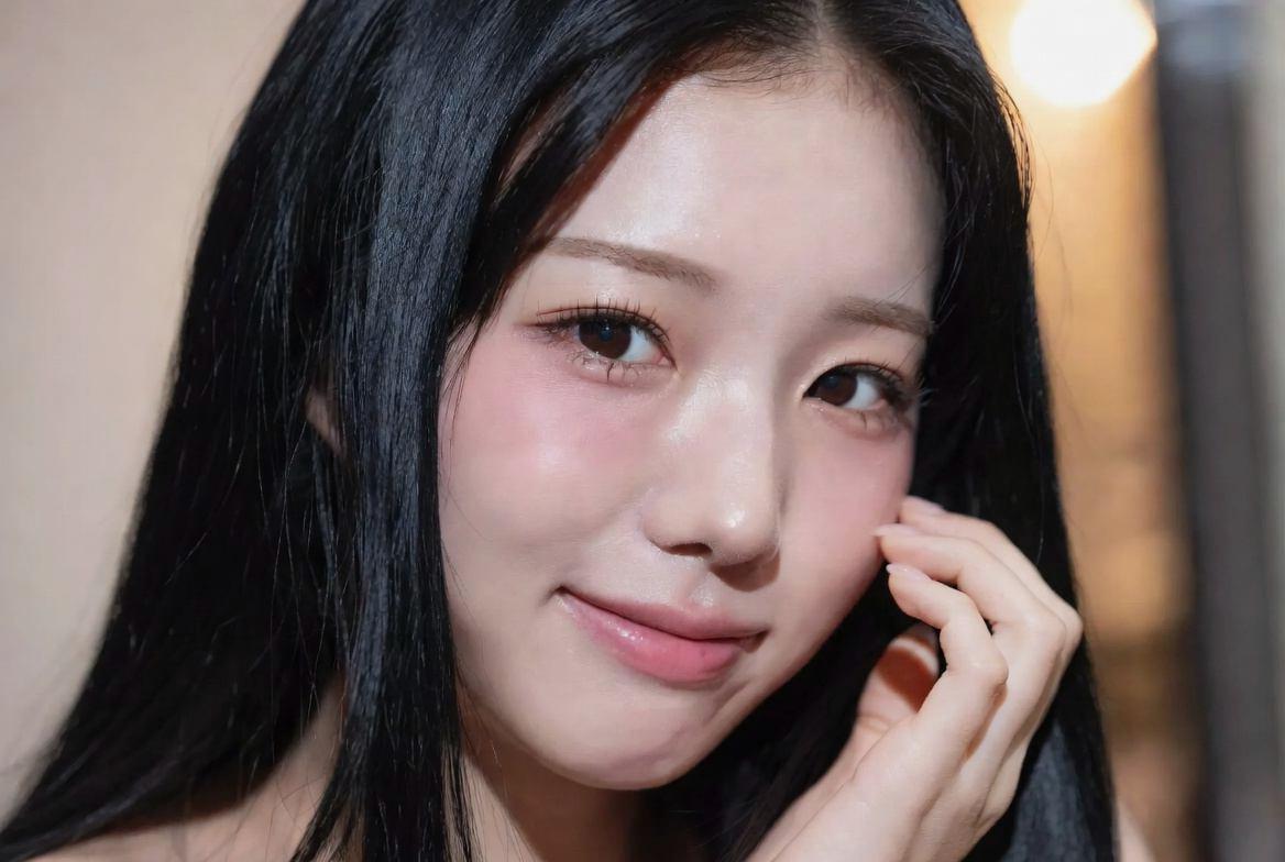 美容室でトリートメントを受ける女性。艶やかな髪を仕上げるサロンケアの様子