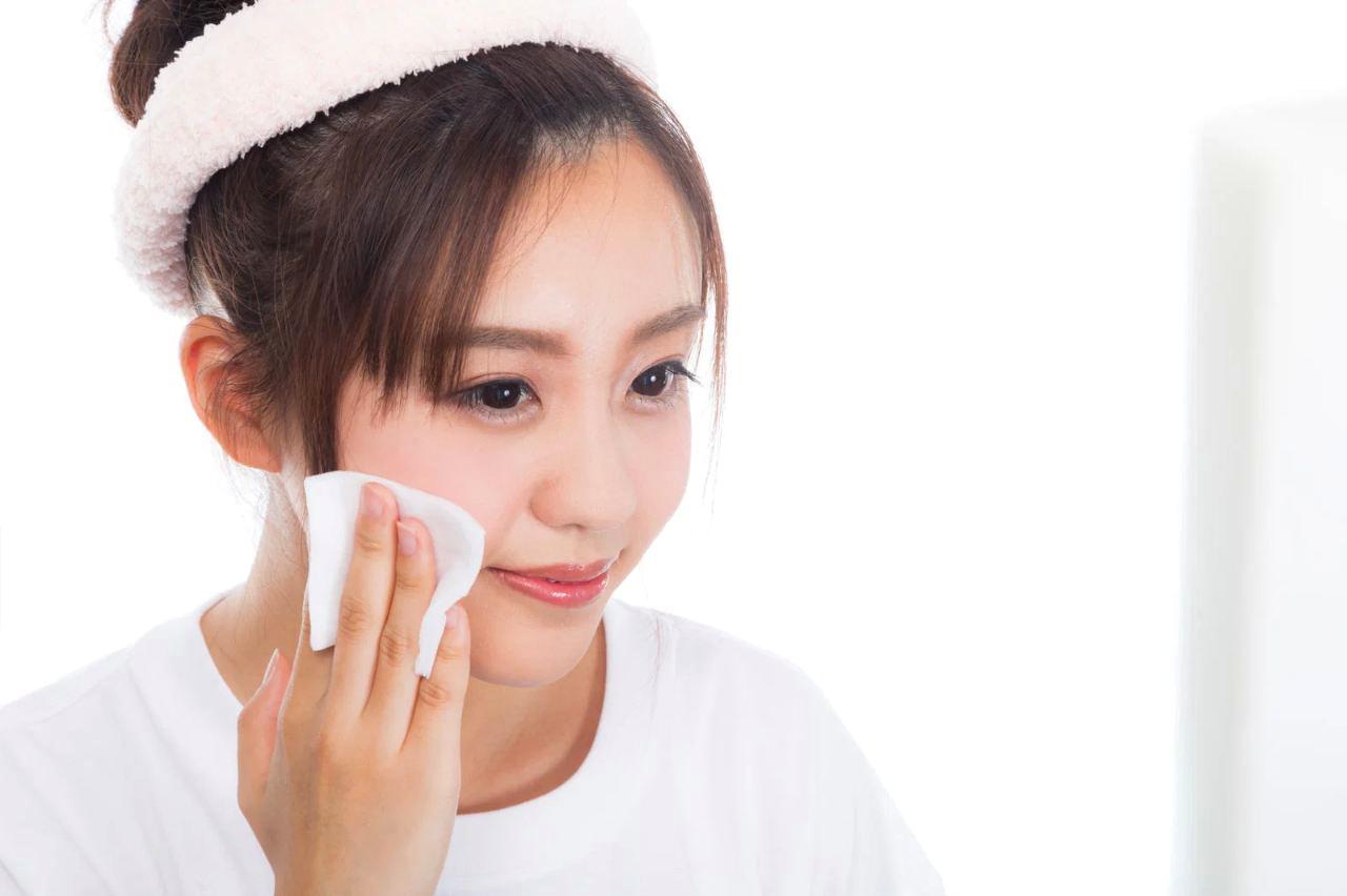 刺激の少ないノンケミカル日焼け止めと優しいクレンジング剤を並べたフラットレイ