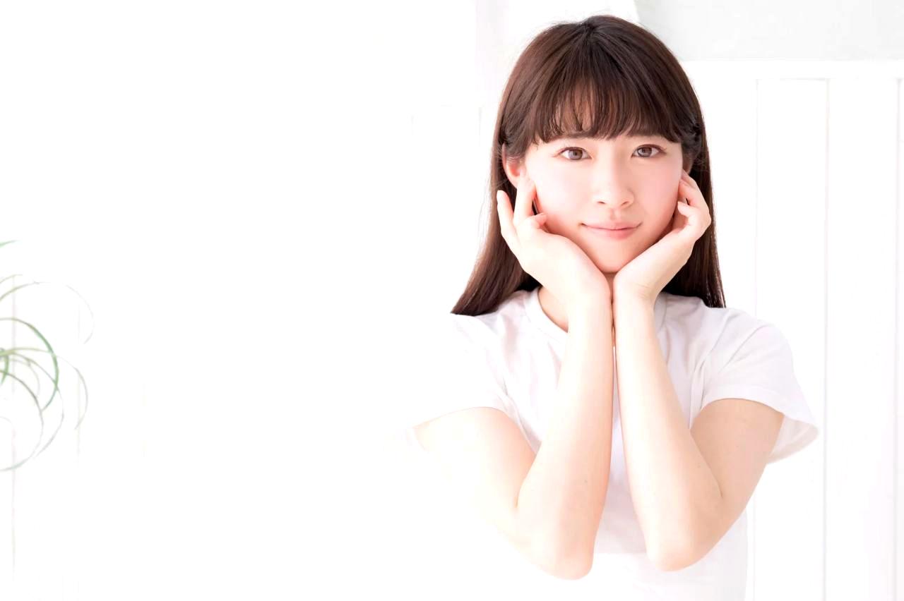 保湿ケアで美しい肌を目指す女性のスキンケアイメージ