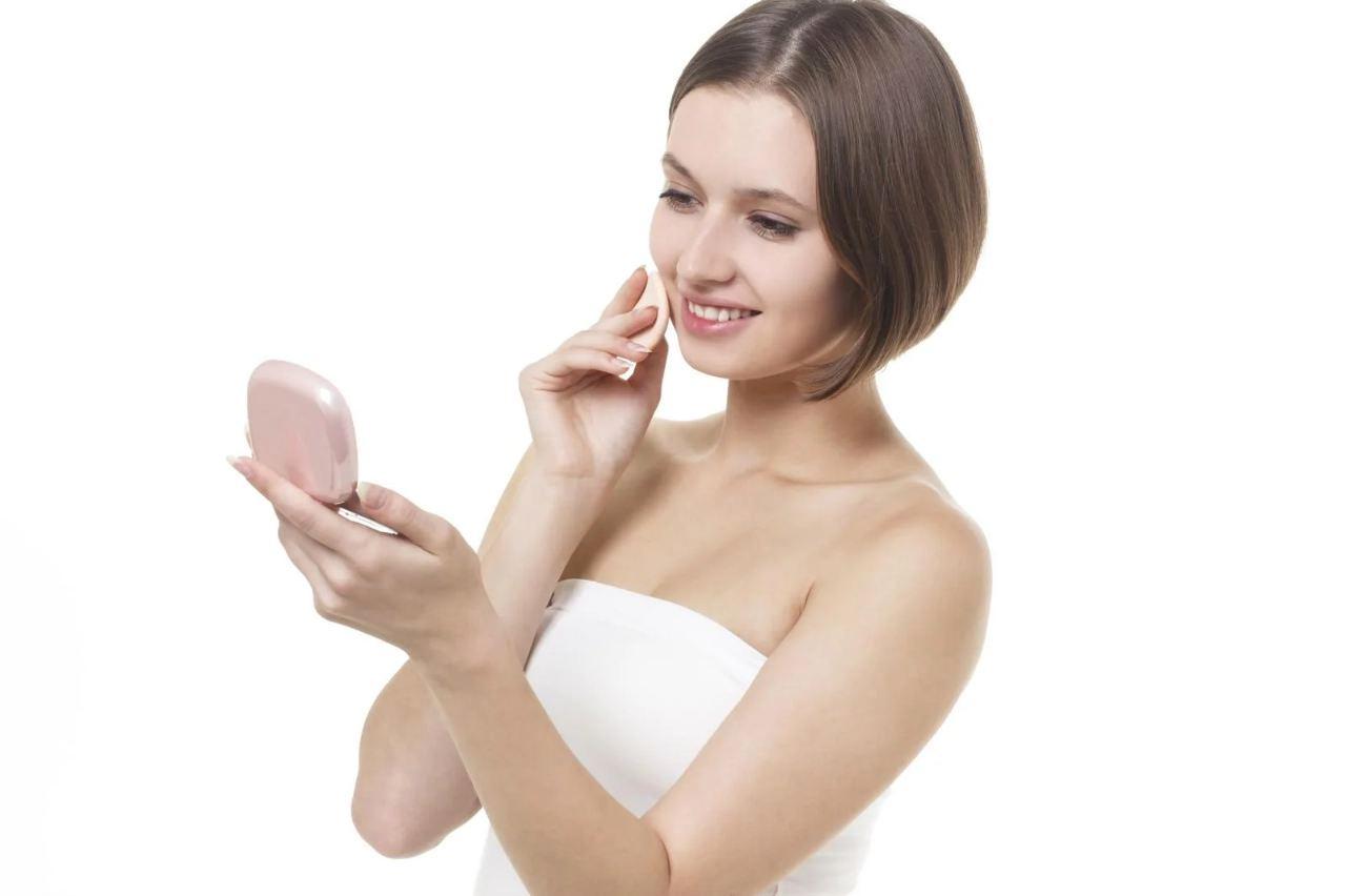 顔全体にUVケアミストを正しく吹きかける女性