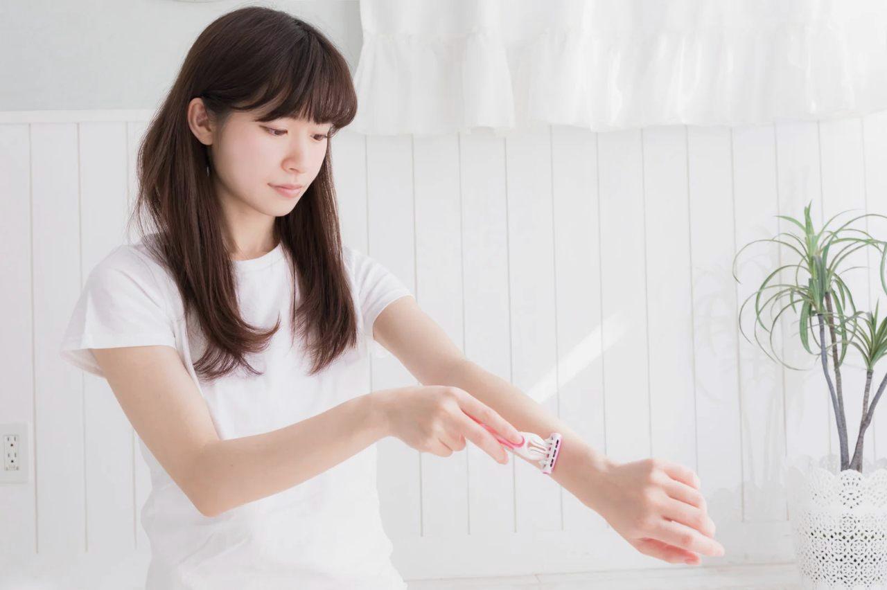 化粧水や乳液など複数のスキンケアアイテムが並ぶ棚