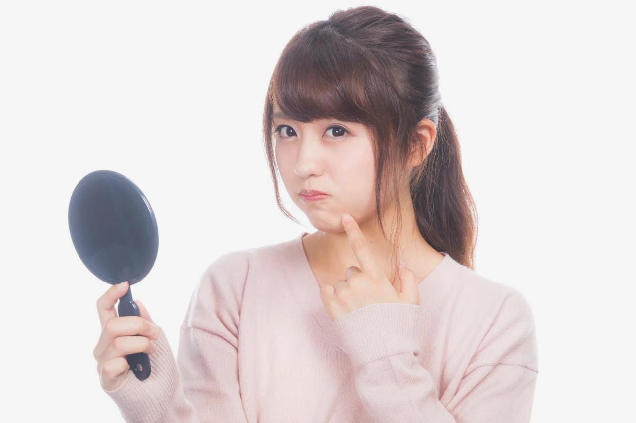 スマホを見ながら横になっている女性の注意喚起イメージ
