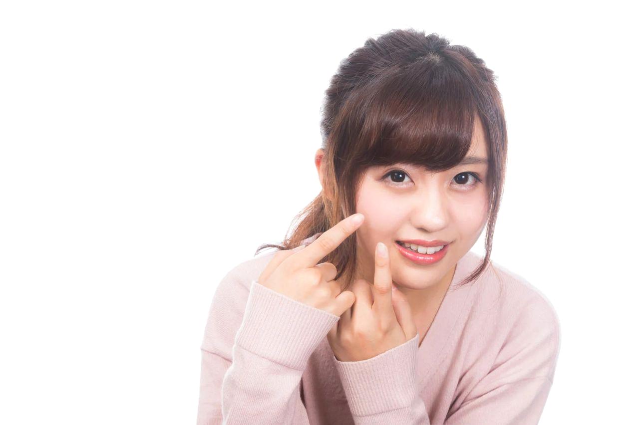 チェックリストと日焼け止め、帽子、サングラスを一緒に写したモチベーションUPのフラットレイ