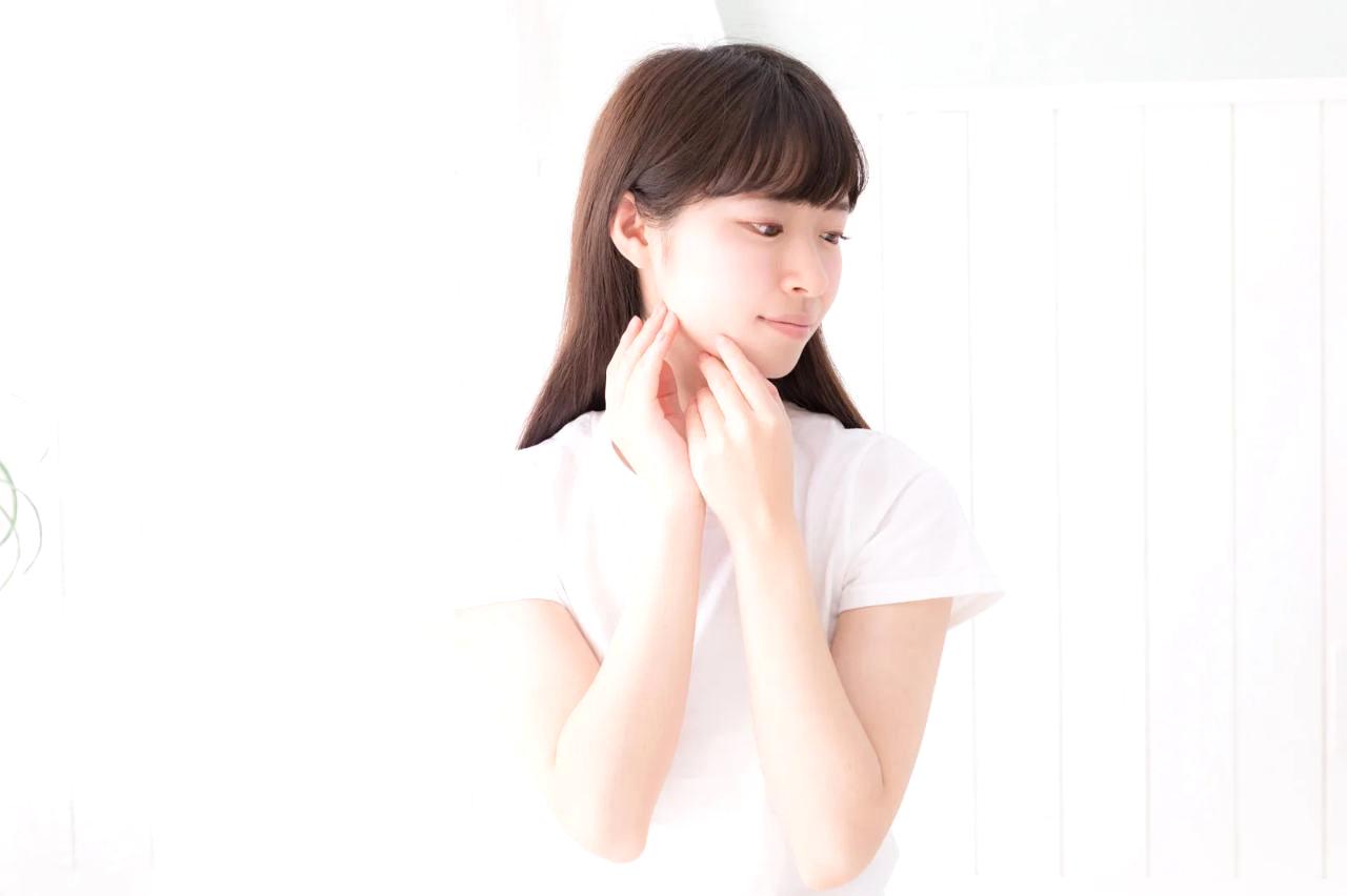 乾燥と皮脂バランスに悩む肌を表現したスキンケアイメージ