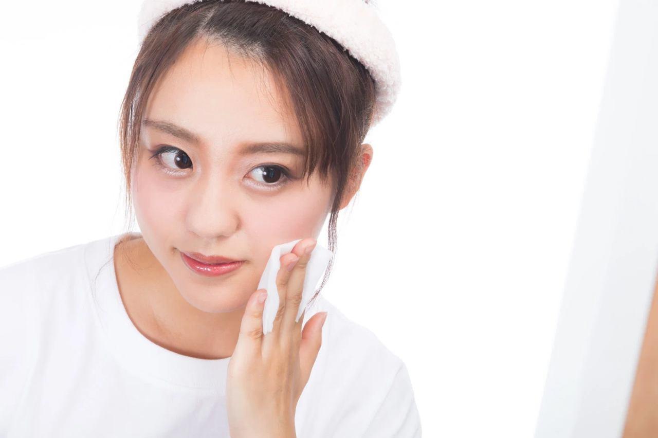 顔全体に均一にミストをなじませる丁寧なクレンジングシーン