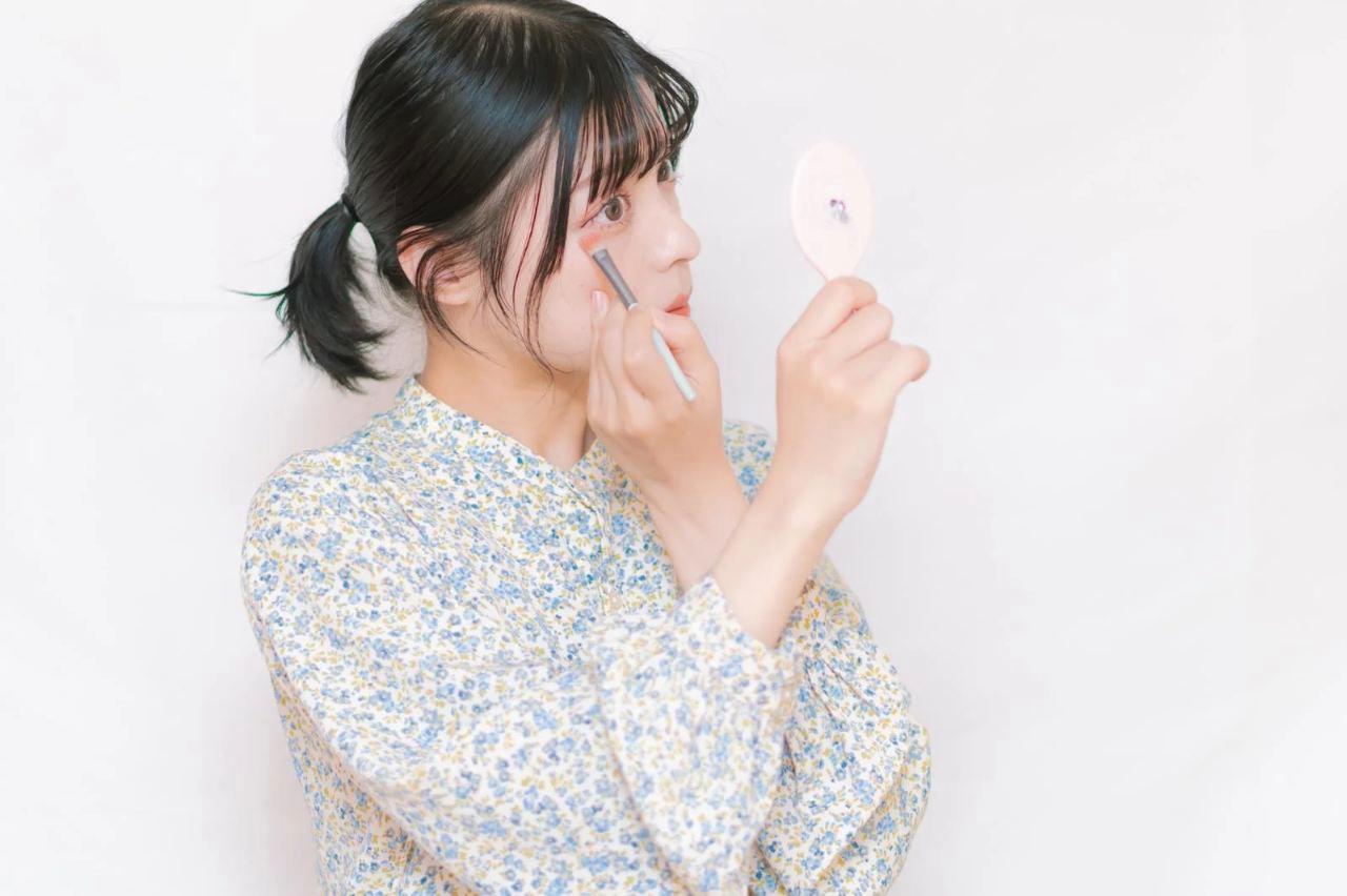 全粒粉パンをよく噛んで食べることで糖質制限を成功させる女性